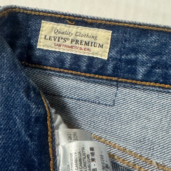 Levi's Button Fly 501 Blue Relaxed Jeans with Faded Details - Picture 2 of 8